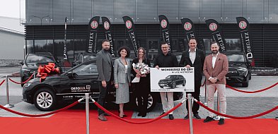 OKNOLUX zgarnia pierwsze auto od Drutexu. Ruszył wielki projekt na 40-lecie firmy