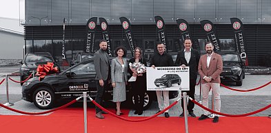 OKNOLUX zgarnia pierwsze auto od Drutexu. Ruszył wielki projekt na 40-lecie firmy