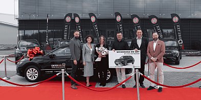 OKNOLUX zgarnia pierwsze auto od Drutexu. Ruszył wielki projekt na 40-lecie firmy