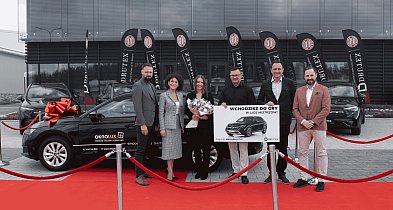 OKNOLUX zgarnia pierwsze auto od Drutexu. Ruszył wielki projekt na 40-lecie firmy