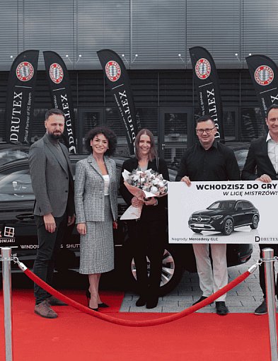 OKNOLUX zgarnia pierwsze auto od Drutexu. Ruszył wielki projekt na 40-lecie firmy